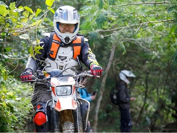 ◆ガイド紹介:邱 伯 村(キュウ ハク ソン)さん
<ガイド経歴>
一般観光や社員旅行など、様々なオートバイクツアーを担当するガイド歴20年のプロガイドです。
<自己紹介>
大好きなバイクと旅行を通して、台湾の魅力をたくさんの方へ広めたいという思いを大切に日々努めています。
台湾での、新たな思い出作りのお手伝いをさせてください。
※予約状況により同じオートバイクツアー専門ガイド、許 皓 瑋(キョ ヒ ロ)さんが担当となる場合がございます。