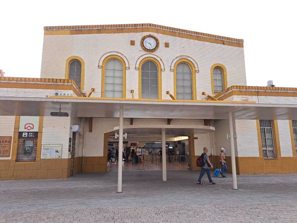 Plan A: Travel to Alishan using the main railway line
(If purchasing Shinkansen option)
06:40 Gather at the East Three Gate of Taipei Station (in front of the convenience store)
Scheduled Shinkansen times: Taipei to Chiayi
#805 (departing at 07:11 / arriving at 08:55) or #809 (departing at 06:51 / arriving at 08:19)
If you do not purchase the Shinkansen, meet at Chiayi Station.
09:00 Meet the guide at Chiayi Shinkansen Station and transfer by car
10:00 Board the Alishan main line from Chiayi Taiwan Railway Station to Alishan
One-hour stop at Fenqi Lake en route