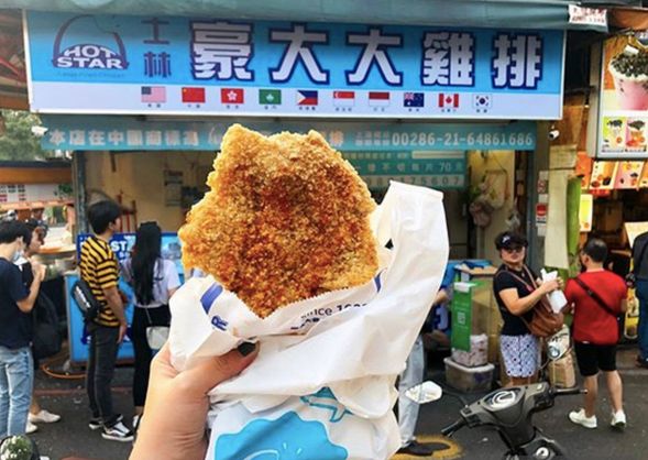 士林夜市、饒河街夜市、ご宿泊ホテルのいずれかにお送り
■士林夜市
台湾で一番有名な夜市といえば士林夜市!グルメはもちろん、沢山の洋服屋さんや雑貨などが沢山あるので、お土産を探すのにもぴったりです。夜中1時まで営業しているので、ツアー後もたっぷりお楽しみいただけます。
■饒河街夜市
饒河街夜市は士林夜市に次ぐ台北を代表する夜市です。なかでも「福州世祖」の胡椒餅は大人気!石窯で焼かれたパリパリ皮の中はジューシーな豚肉と青ネギ胡椒味がつまっており、たまらない味です♪