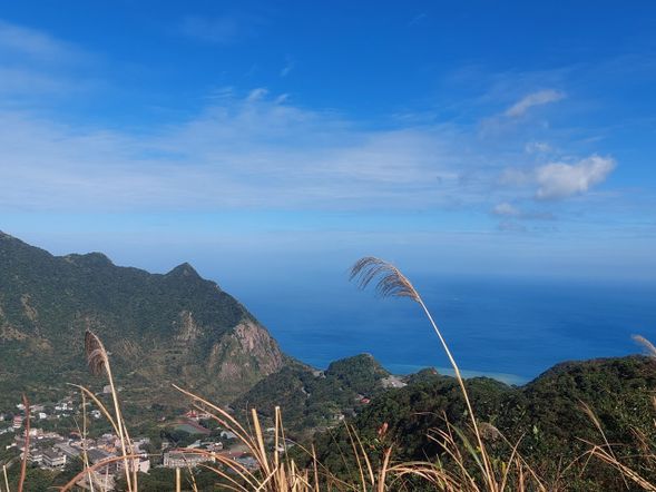 いざツーリング開始!九份へ出発
海を眺めながら九份へ。
途中、鉱山から湧き出ている珍しい滝の黄金瀑布(ファンジンボォブ)と、海に面した山の街の金瓜石(ジングアシィ)へ立ち寄ります。