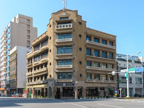 Lin's Department Store (60 minutes)