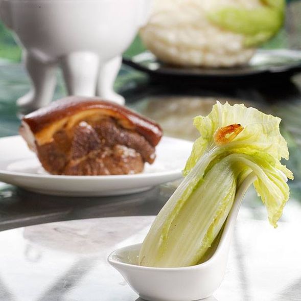 ●迷你國寶宴●
1.故宮御品集
2.弦文鼎瑤柱海鮮羹
3.干燒大明蝦
4.白玉石斑件
5.★翠玉白菜
6.★肉形石
7.烏魚子炒飯
8.芒果鮮奶酪
9.四季水果盤