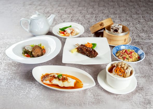 【圓苑餐廳經典饗宴】
特色菜單:
•	和風台灣鮑(和風鮑魚沙拉)
•	蟲草花膠燉雞盅(菌菇養生蒸雞湯)
•	百合明蝦球(百合炒蝦球)
•	黑椒豬棒骨(黑胡椒炭烤豬肋排)
•	揚州三香碎金飯(三色炒飯)
•	剁椒比目魚(剁椒蒸比目魚)
•	紅豆松糕(蒸式上海風米糕)