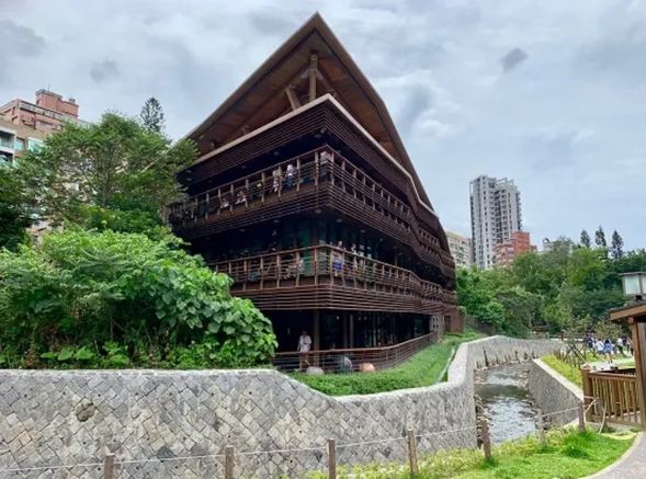 新北投駅周辺散策
2018年オープンの七星公園で手湯を体験、その後旧新北投駅を見学します。土日は時間があれば、カフェ(屋台)に立ち寄ることも可能です。
