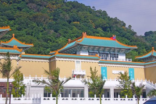 故宮博物院 (約1時間20分)
世界四大博物館の一つに数えられ、「故宮の国宝をみずして、中国の文化芸術を語るなかれ」と言われるほど、いずれも、中国文化芸術最高の精華を代表する逸品ばかりです。ここには世界の奇観といわれる五千年来の中国歴代の王朝から伝わった希世の芸術品および、歴史上の重要な文物70万点近くが収蔵されています。(観光時は50分のガイディング、その後自由行動30分となります。)
※現在、故宮博物院は月曜日休みのため、月曜日にご参加の場合は中正記念堂または士林官邸への訪問に変更となります。予めご了承ください。