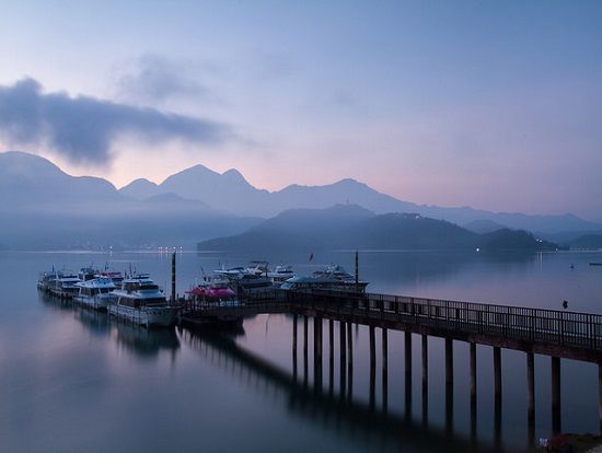 日月潭 (約50分)
台湾最大の淡水湖は、湖と周囲の山々の景色が美しいことで知られています。夜明けや日没の時間帯は、鏡面のように静かな湖に映る景色が、なんとも幻想的です。文武廟、向山サービスセンターも訪れます。