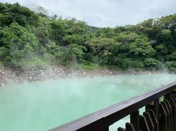 地熱谷(ディーラーグー)観光
別名「地獄谷」、80~100度のお湯が常に湧き出ており、湯気が上り立ちます。北投温泉の源のうちの一つで、エメラルドグリーンの青硫黄泉の源泉です。
このエリアのでは、青、白、鉄、3種類の硫黄のお湯を楽しめますが、ほとんどのお風呂が白硫黄が主流です。美しい青と、立ち込める硫黄の香りを楽しんで。