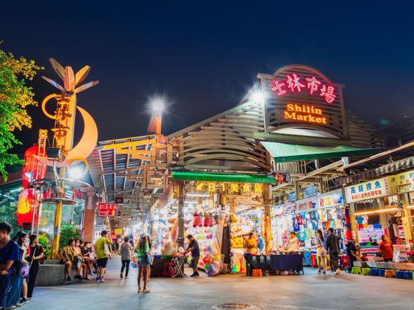士林夜市 自由散策
台湾最大の士林夜市へ。台湾カステラ・臭豆腐・タピオカミルクティーなど多彩なB級グルメやお土産ショッピングを自由にお楽しみください。
※飲食代・買い物代は各自負担となります。