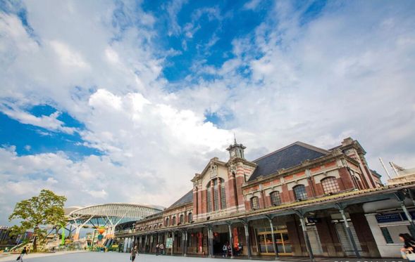 旧台中駅 (約30分)
日本統治時代の1917年に建てられた旧台中駅を訪問。赤レンガ造りのレトロな雰囲気の建物で、現在は国定古蹟に認定されています。
