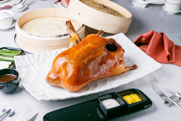 料理長の御膳Aコース
凱華樓のもてなし前菜三品盛り(燻製鴨肉のウーロン茶和え/アワビのトリュフソースかけ/黒チャーシューの蜂蜜焼き)
高麗人参と魚の浮き袋の煮込み鶏スープ
エビ蒸しと果物添え
黄袍北京ダック
燻製スペアリブのクミンスパイス焼き
スズキの塩蒸し
後宮鳳凰嬪妃の点心
チャーシューパイ
季節の新鮮果物