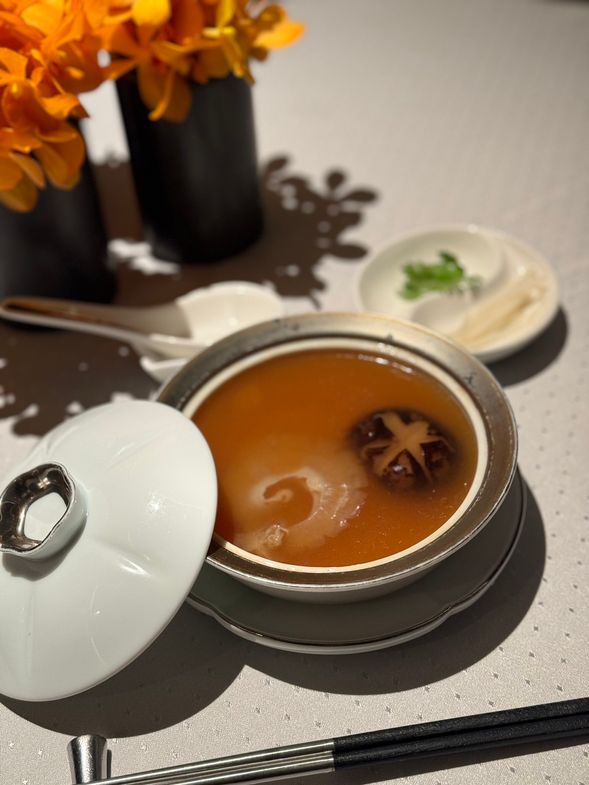 料理長の御膳Bコース ★フカヒレ姿煮込付
凱華樓もてなし前菜三品盛り
(脆皮燒肉一品/クリスピーローストポーク・鹽焗雞一品/鶏肉の塩ロースト・香蘋拌三絲一品/細切りクラゲ、林檎と胡瓜)
フカヒレ姿煮
黄袍北京ダック
後宮鳳凰嬪妃の点心
魚卵焼売
酢豚レモン風味
小籠包
鱸の中華蒸し