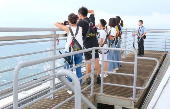 階段を上がると、そこには台北の街並みを一望できる開放的な空間が広がっています。360度のパノラマビューをごゆっくりお楽しみください。ここで記念写真の撮影も行います。
※欄干に安全ベルトを繋げた状態で順番に見学します。