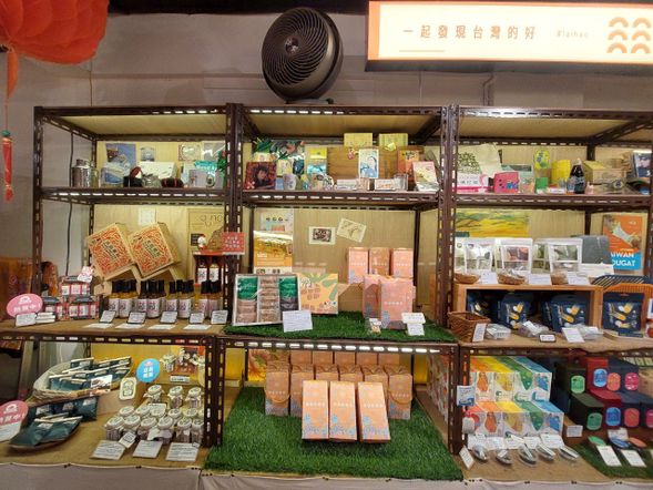 Popular Taiwanese Souvenir Shop: "Lai Hao" (After the visit, you will have free time for shopping and then the tour ends)