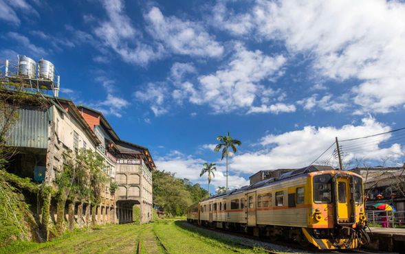 菁桐(ジントン)に立ち寄り
菁桐(ジントン)はローカル線「平渓線」の終着駅。
かつては炭鉱の街として栄え、当時の建物などが残されています。