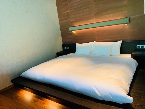 宿泊部屋へ
お食事までごゆっくりとお過ごしください。
館内には水の庭園やゆったりとお寛ぎいただけるベンチ、大浴場、スパなどを完備しています。