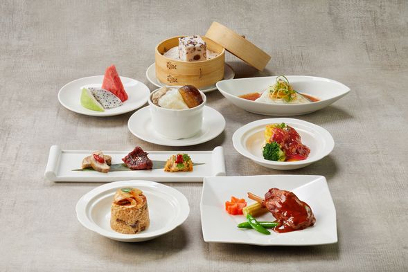 【圓苑レストラン】
淮揚三味拼(紹興醉雞/蘇式燻魚/涼拌腐竹) / 淮揚料理前菜三種盛り合わせ(紹興酒づけ地鶏/蘇州風燻し魚/湯葉冷菜
江南御品四寶湯 / 江南御品 四宝スープ
碧綠乾燒海蝦球 / 大海老の乾焼き 青菜添え
黑椒爐烤豬棒骨 / 豚スペアリブの黒胡椒ロースト
鮑魚櫻花蝦米糕 / アワビと桜エビの中華風おこわ
清蒸玉露比目魚 / 比目魚の清蒸 玉露風味
紅豆鬆糕 / 紅豆蒸しケーキ
季節時令水果 / 季節のフルーツ
