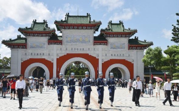 忠烈祠 (約30分)
忠烈祠は日本で言うと靖国神社に当たります。陸、空、海の三軍と海兵隊の儀杖兵が三カ月交代しており、毎日朝9時から午後の5時まで1時間毎の交代儀式が行われます。
※14時からの衛兵交代式を見学します。
