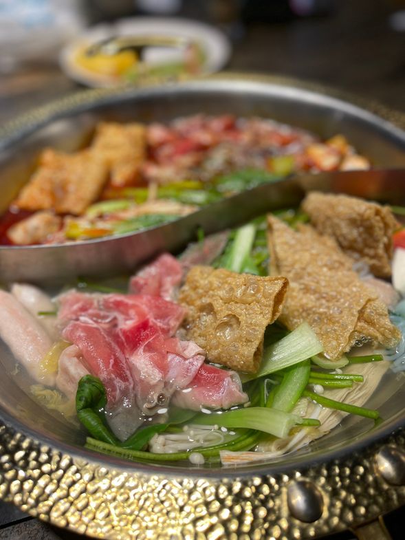 スープも「麻辣(マーラー)鍋や、酸菜白肉、すき焼き風味」などの種類から選択できるので、その場でオーダーすればOK!