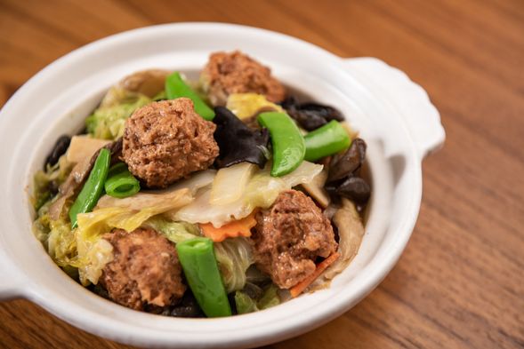 醤油風味の植物性肉団子と野菜の煮込み/紅燒獅子頭
※植物性素材(大豆・こんにゃく)使用