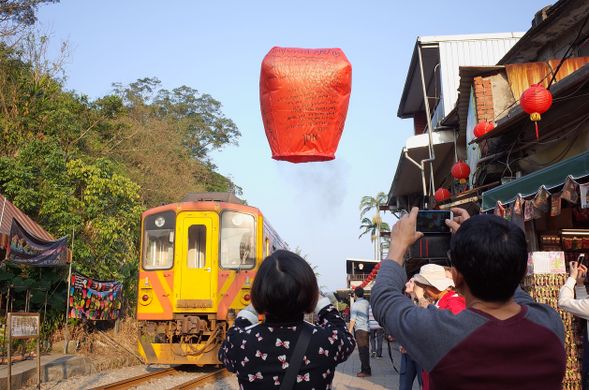 十分に到着、天燈上げ体験
十分の象徴、天燈上げ体験♪
大きなランタンに願い事を書くと叶うとされています。
※ツアー料金に含まれているランタンは、2~4名で1つです。