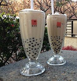 春水堂創始店にて昼食(※各自自由食)
タピオカミルクティー発祥の地として有名な春水堂創始店。各自にて昼食をお召し上がりください。
●1人1杯タピオカドリンク(小)付き