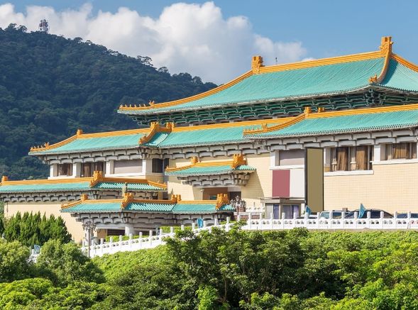 故宮博物院 (約1時間)
世界四大博物館の一つに数えられ、「故宮の国宝をみずして、中国の文化芸術を語るなかれ」と言われるほど、いずれも、中国文化芸術最高の精華を代表する逸品ばかり。ここには世界の奇観と言われる五千年来の中国歴代の王朝から伝わった希世の芸術品及び、歴史上の重要な文物70万点近くが収蔵されています。(観光時は50分のガイディング、その後自由行動となります。)