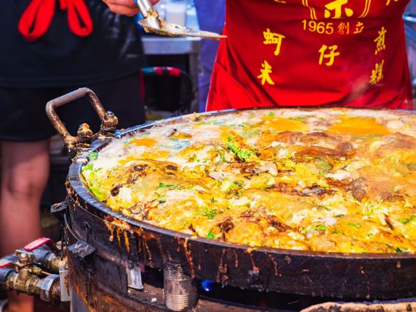 寧夏夜市 自由散策&各自夕食
おすすめB級グルメ:
・方家鶏肉飯(鶏肉飯・ルーロー飯)
・劉芋仔(タロイモ団子・ミシュラン ビブグルマン)
・圓環邊蚵仔煎(牡蠣オムレツ)
・林振櫂焼麻糬(焼き餅・台湾スイーツ)
・豆花荘(豆花・台湾伝統デザート)
・胡椒餅(台湾風焼き肉まん)
・台湾ソーセージ
・タピオカミルクティー
・フルーツジュース