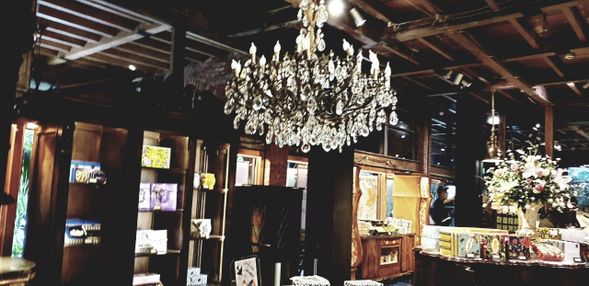 宮原眼科 見学+アイスクリーム
外観は歴史的な建造物。ですが一歩中へと足を踏み入れるとテーマパークに来たかのような空間が広がっており、台中の大人気フォトスポットになっています。