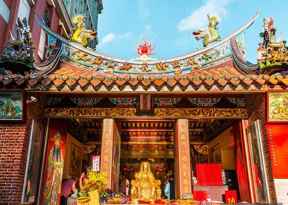 ※霞海城隍廟参拝 お参りの手順→→→ 線香ナシで手での参拝もOKです。
1.金紙と喜糖を祭壇に置き、線香に火をつける →(希望者のみ現地払い)
2.天公に参拝。天に向かって自己紹介(名前・年齢・住所)参拝の目的を伝えましょう、3回お辞儀をする
3.城隍爺、月下老人にお参り、2人の神様に向けて3回お辞儀
4.いちばん奥の義勇公、城隍夫人、観音菩薩にお参り
5.外の香炉に線香3本を投げ入れ平安茶と飴を頂く
6.コインと赤い糸をお守りに入れ、香炉の上で時計回りに3回まわし持ち帰る"