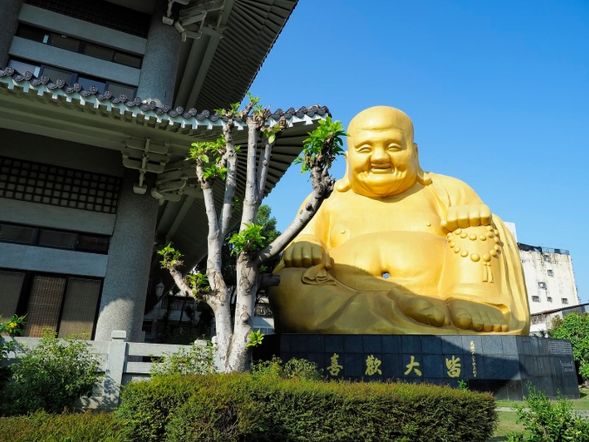 宝覚寺 (約30分)
1927年に建立された宝覚寺を訪問。日本統治時代に亡くなられた方が眠る共同墓地があり、日本とも縁の深いお寺です。金色の巨大な弥勒仏や、撫でると金運や開運のご利益があるといわれている白い弥勒仏は必見です。
