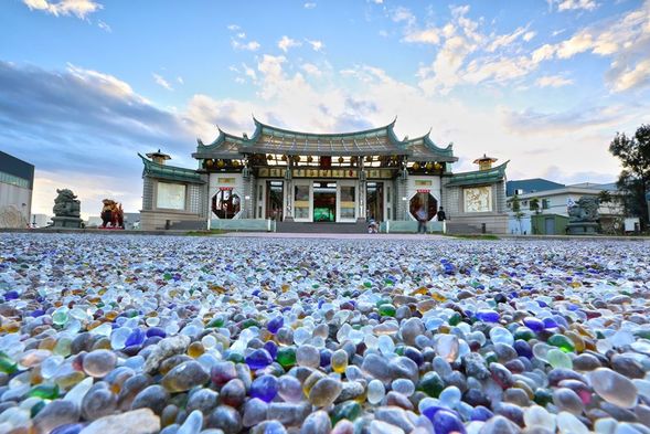 護聖宮(ガラス媽祖廟) (約1時間10分)
台湾で唯一の硝子でできた廟、護聖宮を見学します。道教の女神である媽祖が祀られており、地元の方が参拝に訪れる神聖な場所です。美しく、かつ神聖な廟の見学をお楽しみください。