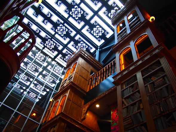 宮原眼科 (約30分)
フォトジェニックな観光スポットとして人気の宮原眼科を訪問。日本統治時代の眼科医院をリノベーションした建物で、現在はお菓子やお茶などを販売しているスイーツショップになっています。