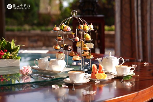 【アフタヌーンティー】
松鶴レストランにて、プランに含まれているアフタヌーンティーをお楽しみください。
※アフタヌーンティー利用時間は14:30~17:00(L.O.16:30)です。
※チェックイン前、チェックイン後問わずお好きな時間にご利用いただけます。