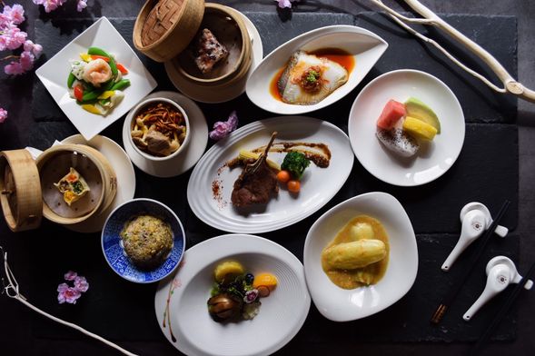 和風台灣鮑/アワビ和風ソースかけ
蟲草燉子排/薬膳とスペアリブの煮込みスープ
四喜花點/シェフ特製シューマイ
百合明蝦球/百合とエビボールの炒
香草羊小排/バニラにマトンスペアリプ焼き
揚州三香碎金飯/揚州風チャーハン
剁椒比目魚/唐辛子の魚蒸し
蟹黃娃娃菜/カニみそと野菜煮込み
★紅豆鬆糕/上海風小豆蒸しのライスケーキ
季節鮮水果/季節のフルーツ