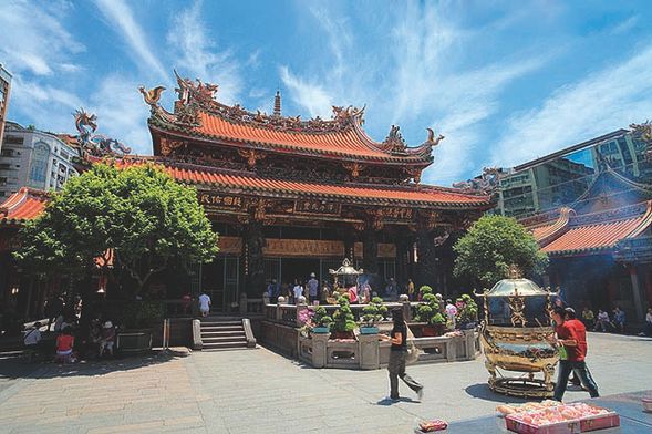 龍山寺(ロンシャンスー) (約30分)
1738年に建てられた龍山寺を訪問。台北市では一番古いお寺で、第二級古跡に指定されており、台湾人の信仰生活と文化を見る事ができます。本殿ではご本尊の観音菩薩の他に普賢菩薩と文殊菩薩、後殿では華陀、文昌帝君、閻魔王などが祀られています。