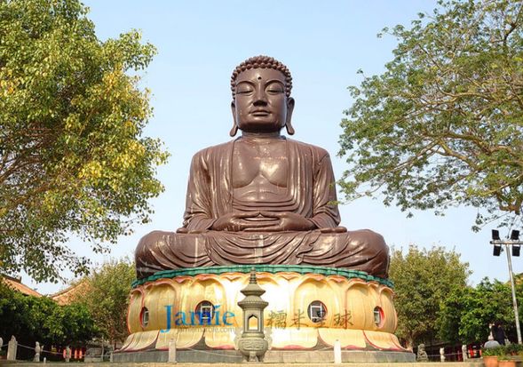 Visit the Changhua Great Buddha on Bagua Mountain.