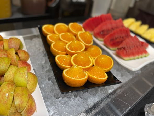 アイスにジュース、そしてカラフルなフルーツもあります