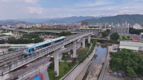 MRT三鶯線乗車体験
2026年開業の最新MRTに乗車し、台湾の日常風景を楽しみます。