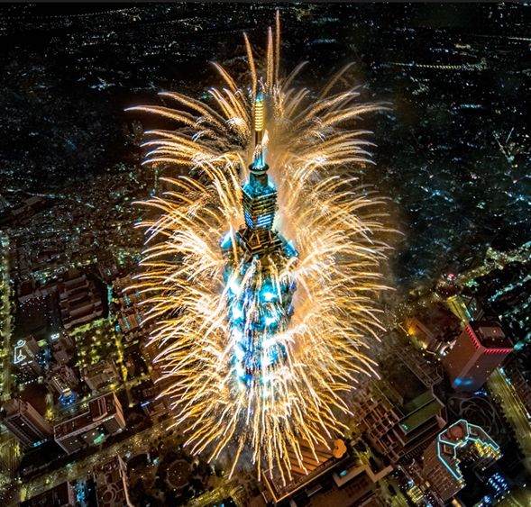 ホテル主催のカウントダウンパーティーにご招待!
まずは3階グランドボールルームにて開催されるパーティーで、軽食やカクテル、音楽を楽しみながらお過ごしください。
その後、23:15頃に43階のルーフトッププールへ移動し、華やかなカウントダウンイベントが続きます。
毎年テーマが異なりますので、当日の演出もぜひお楽しみに♪
※お子様のアルコール類の利用は不可です。
※詳しいお食事内容やパーティー内容はホテル公式HPにて公開され次第、各自にてご確認ください。
※当日の天候により花火がはっきり見られない場合もございます。