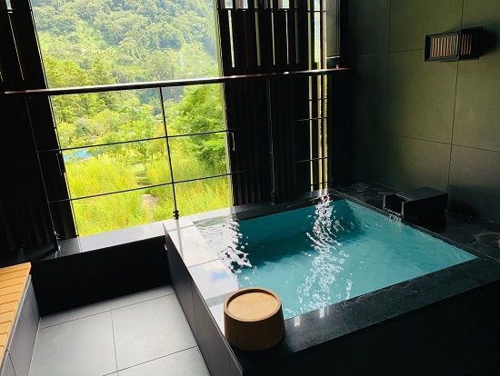 おすすめポイント
~温泉~
自然を見ながら源泉かけ流しにておくつろぎいただけます。温泉専用フロアには広々としたお風呂やシャワールームを備え、プライベートな空間で温泉を楽しむことができます。