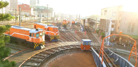 扇形車庫 (約40分)
台湾で唯一の扇形車庫を見学します。日本統治時代に建てられたもので、今なお現役で使われています。SLやディーゼル車が車庫に並ぶ様子をお楽しみください。運が良ければターンテーブルが稼働している様子も見れるかもしれません!