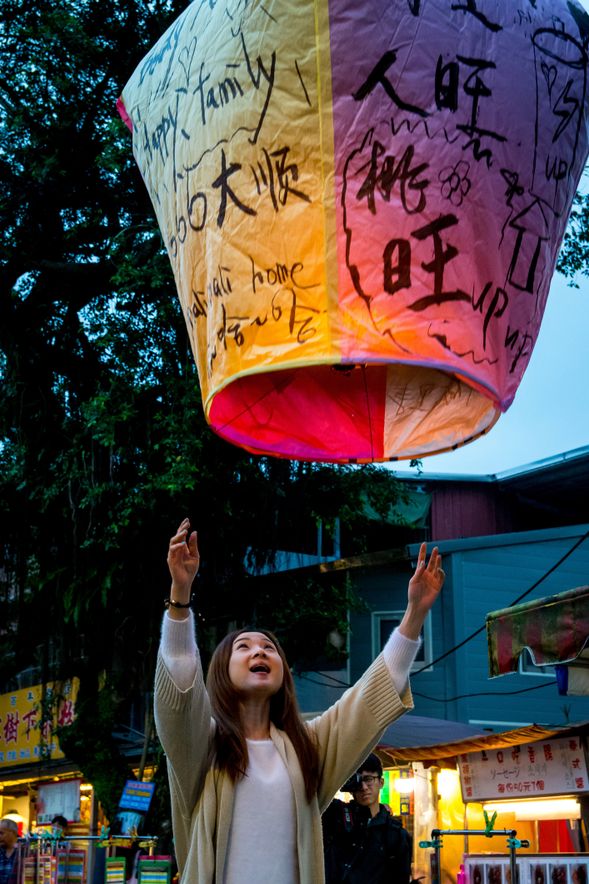 十分天灯上げ体験 (約1時間)
十分で人気の天燈上げ体験をお楽しみいただきます。願いを込めて天燈を上げましょう!夜空にランタンが吸い込まれていくさまはなんとも感動的です。
※天燈は2~4名につき1つずつのご用意となります。