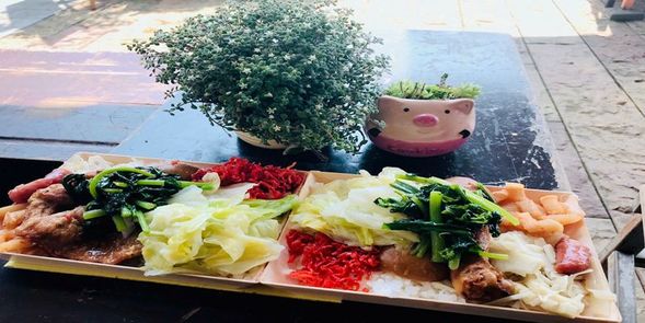 【放鬆遊&豐富遊】雅湖老阿嬤の鐵路便當
雅湖老阿嬤の鐵路便當,擁有60年歷史的好味道。排骨、雞腿與焢肉等三種便當,加上10種配菜,用料實在又大方,所有的食材現點現做,為的就是提供遊客熱騰騰、新鮮的在地好味道,更是奮起湖在地人推薦的經典美食。