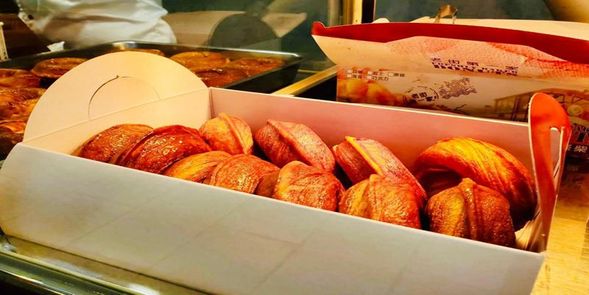 【放鬆遊&豐富遊】老街第一家甜甜圈
傳說中來到奮起湖不吃會後悔的”老街第一家甜甜圈”,是由專業的麵包師傅採用丹麥麵團手工製作而成。烘烤得金黃焦香的脆皮甜甜圈,非傳統油炸的方式,採用低油烘烤技術做出酥脆的甜甜圈,吃起來不油膩,外酥內軟的濃郁奶香味,冷熱皆宜,是來到奮起湖必吃特色美食!