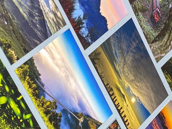 【放鬆遊&豐富遊】額外加贈:阿里山風景明信片
結合阿里山小火車、竹林、雲海、日出及夕陽各大美景製作而成的超美明信片,可供收藏或現場寄給親朋好友,將來到阿里山滿滿的回憶帶給他們,並期待下一趟的阿里山旅行。