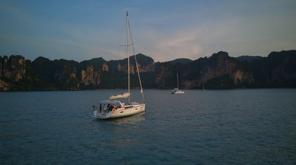 前往 Koh Dam Kai,在這真正的水族館和浮潛海灘上游泳及浮潛。或者,您也可以在受庇護的海灘上放鬆身心,退潮時,也可以在沙洲上渡到對岸,今晚在船上享用晚餐及下錨過夜。
