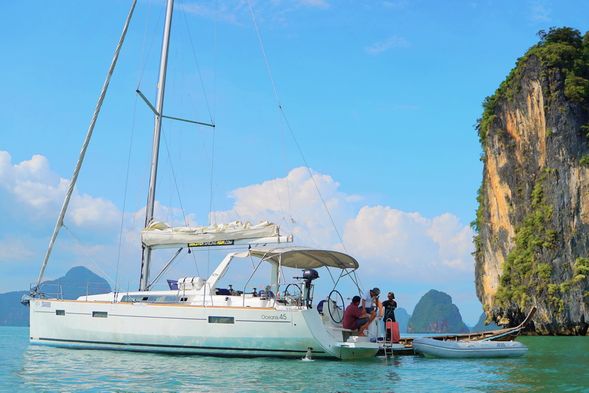 如果運氣好見到往返的漁夫,您將會遇見船長們正在與漁夫在海上購買漁貨,為今晚增加海鮮食材及料理。(在陸地上至超市採買食材時,我們的建議是盡量不要採購會過夜的海鮮食材,因為海鮮不易保存,而是在海上採購當日最新鮮的漁貨)