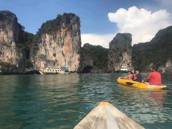 早餐過後,我們將前往探索 “ Koh Hong “ 的海蝕洞探索冒險。