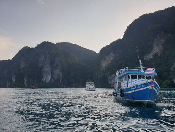 隨著日落臨近,我們將帶您前往最美的日落錨地,在船上享用晚餐及過夜。