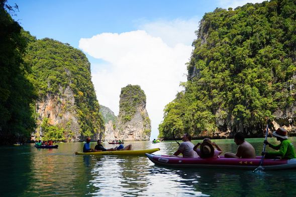 出洞口後前往 " James Bond Island " ,該島因電影《007:金槍人》而聞名,因此被稱為「詹姆士龐德島」,請注意該島嶼是不可登島。